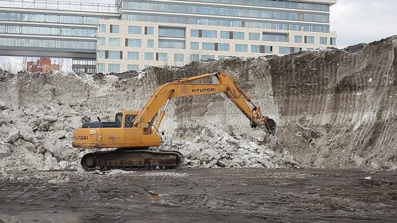 moscow Rússia notícia hoje Exportação da mola da limpeza da neve A máquina escavadora destrói a montanha da neve Consequências de