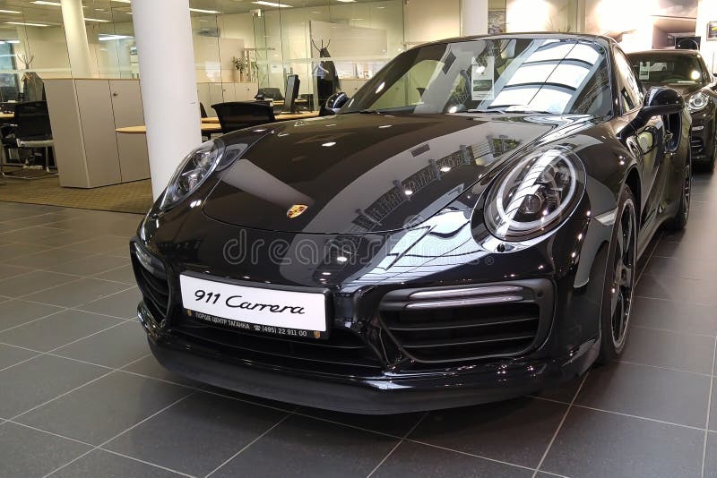 moscow Февраль 2018 Черный Порше 911 991 Carrera на выставочном зале торговца Фары и аэродинамический turbo упаковали фронт и лев стоковые изображения moscow Февраль 2018 Черный Порше 911 991 Carrera на выставочном зале торговца Фары и аэродинамический turbo упаковали фронт и лев стоковые изображения
