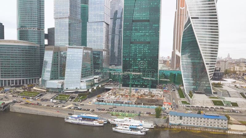 Moscú-ciudad clip Rusia Rascacielos grandiosos en la costa cerca del río de Moscú La torre de la evolución es a imagen de archivo libre de regalías Moscú-ciudad clip Rusia Rascacielos grandiosos en la costa cerca del río de Moscú La torre de la evolución es a imagen de archivo libre de regalías