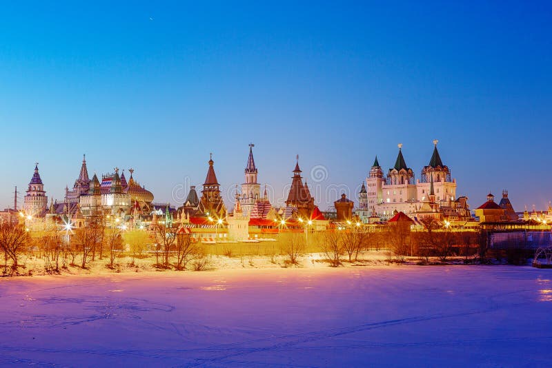 moscú El Izmailovo el Kremlin Tarde del invierno foto de archivo moscú El Izmailovo el Kremlin Tarde del invierno foto de archivo