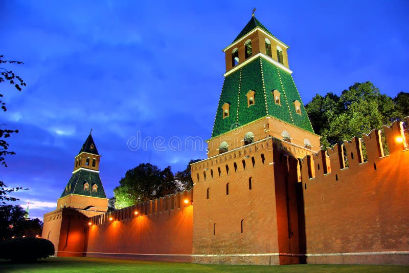 Las primeras torres innomadas y de Taynitskaya de Moscú el Kremlin en Rusia