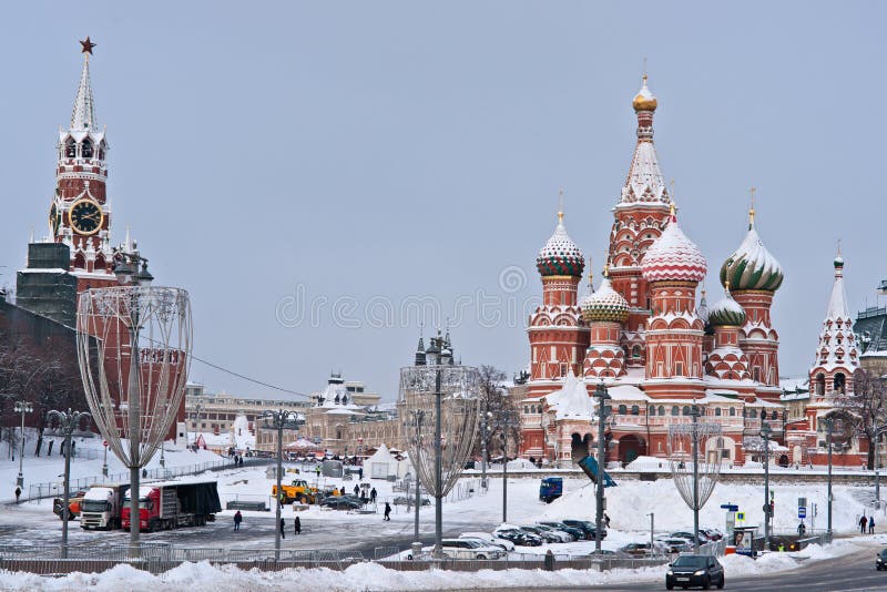 Moscú el Kremlin, catedral de la albahaca del St en invierno imagen de archivo libre de regalías Moscú el Kremlin, catedral de la albahaca del St en invierno imagen de archivo libre de regalías