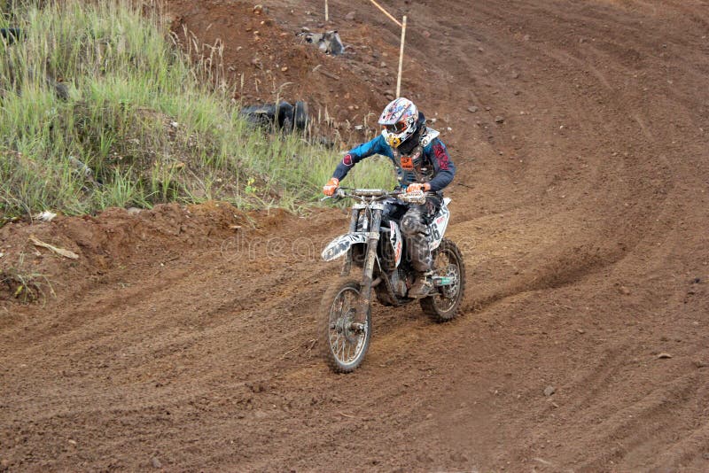 MOSCÚ OBLAST, RUSIA - 24 DE SEPTIEMBRE: Deporte del motocrós, espectacular y extremo, bici campo a través ATV Rusia, Klin 24 S de imágenes de archivo libres de regalías MOSCÚ OBLAST, RUSIA - 24 DE SEPTIEMBRE: Deporte del motocrós, espectacular y extremo, bici campo a través ATV Rusia, Klin 24 S de imágenes de archivo libres de regalías
