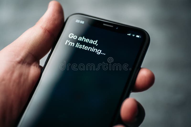 MoscÃº, Rusia - Circa, agosto de 2019 : Iphone y activado por el asistente digital Siri de voz Apple y texto: Adelante, estoy escu