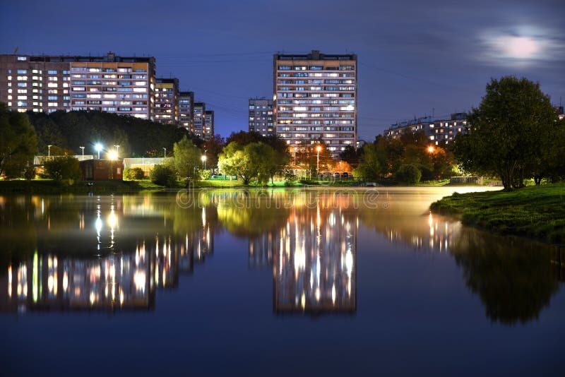 Moscú, Rusia 09 23 2018 Ciudad de la noche en el lago fotografía de archivo Moscú, Rusia 09 23 2018 Ciudad de la noche en el lago fotografía de archivo