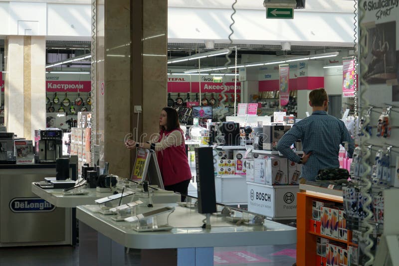 MOSCÚ, RUSIA - 6 DE ABRIL DE 2018: Empleado de MediaMarkt en alameda de compras de la plaza de Ereván en el escaparate con las mercancías El grupo de Safmar acordó comprar una red de los aparatos electrodomésticos y de la electrónica Media Markt