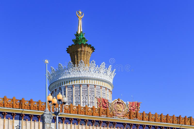 Moscú, Rusia - 1 de agosto de 2018: Torre con el chapitel dorado con la estrella soviética en el tejado del pabellón SSR ucranian imagenes de archivo Moscú, Rusia - 1 de agosto de 2018: Torre con el chapitel dorado con la estrella soviética en el tejado del pabellón SSR ucranian imagenes de archivo
