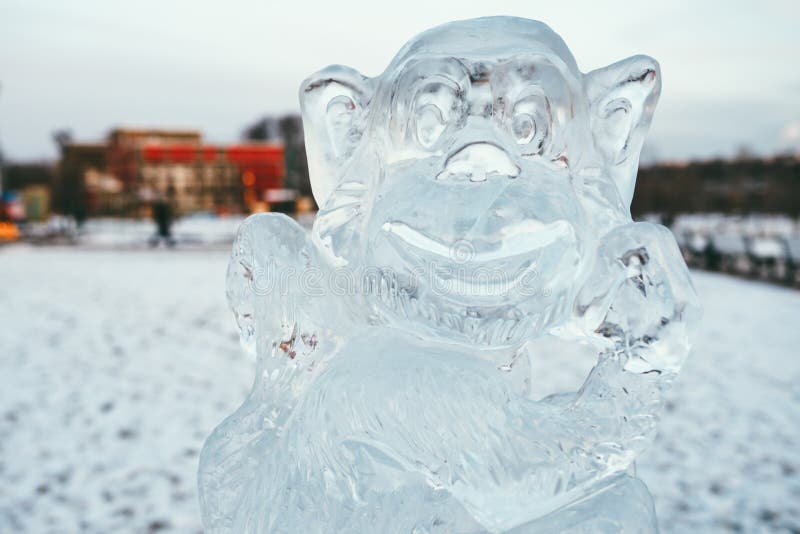 MOSCÚ, RUSIA - 2 de enero de 2016 escultura del mono tallada del hielo en el fondo del parque nevado del invierno foto de archivo MOSCÚ, RUSIA - 2 de enero de 2016 escultura del mono tallada del hielo en el fondo del parque nevado del invierno foto de archivo