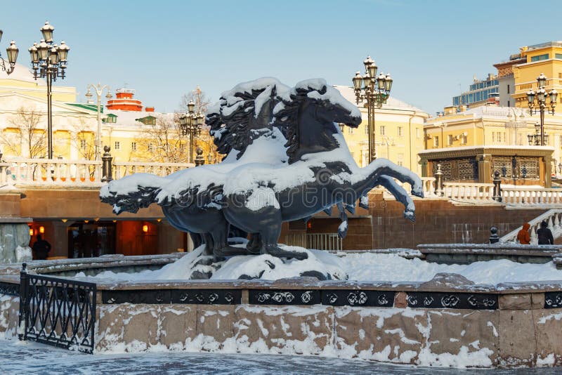 Moscú, Rusia - 1 de febrero de 2018: Grupo escultural la fuente del géiser de cuatro estaciones en el cuadrado de Manezhnaya Invi imágenes de archivo libres de regalías Moscú, Rusia - 1 de febrero de 2018: Grupo escultural la fuente del géiser de cuatro estaciones en el cuadrado de Manezhnaya Invi imágenes de archivo libres de regalías
