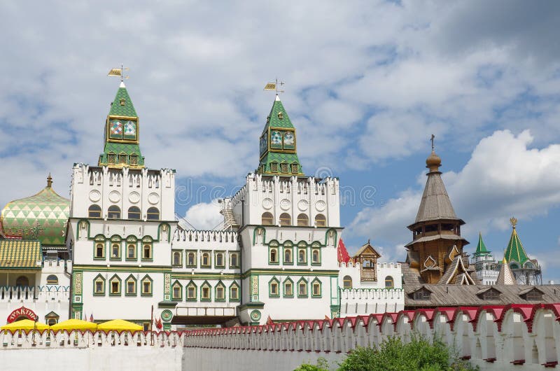 Moscú, Rusia - 17 de julio de 2015: La entrada principal a Izmailovo el Kremlin foto de archivo Moscú, Rusia - 17 de julio de 2015: La entrada principal a Izmailovo el Kremlin foto de archivo
