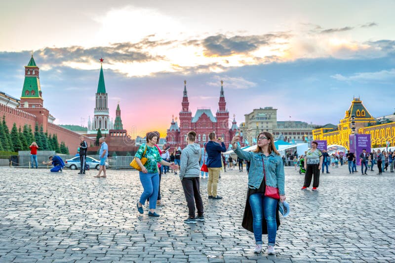 Moscú, Rusia - 4 de junio de 2018: Turistas y locals que disfrutan de una puesta del sol hermosa en la Plaza Roja, la plaza princ imágenes de archivo libres de regalías Moscú, Rusia - 4 de junio de 2018: Turistas y locals que disfrutan de una puesta del sol hermosa en la Plaza Roja, la plaza princ imágenes de archivo libres de regalías