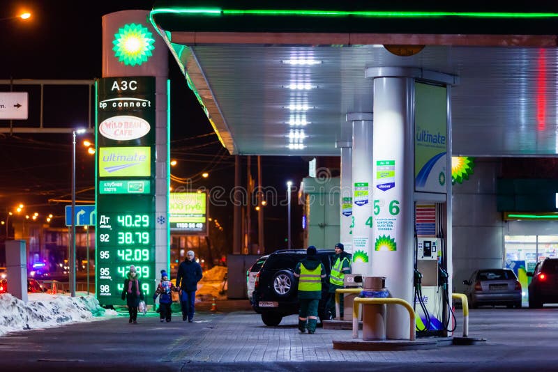 MOSCÚ, RUSIA - 20 DE MARZO DE 2018: El coche condujo para arriba a BP conecta la gasolinera en la carretera en la Moscú ocupada imagen de archivo MOSCÚ, RUSIA - 20 DE MARZO DE 2018: El coche condujo para arriba a BP conecta la gasolinera en la carretera en la Moscú ocupada imagen de archivo