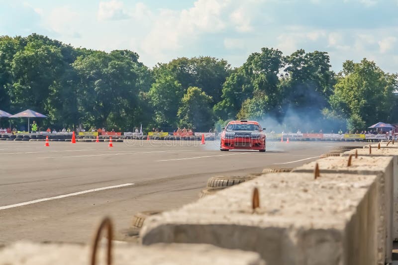 Moscú, Rusia - 25 de mayo de 2019: Deriva roja Nissan Silvia Deriva adaptada del coche en el área cercada imágenes de archivo libres de regalías Moscú, Rusia - 25 de mayo de 2019: Deriva roja Nissan Silvia Deriva adaptada del coche en el área cercada imágenes de archivo libres de regalías