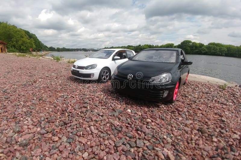Moscú, Rusia - 3 de mayo de 2019: Dos coches del juguete en parque del río 2 soporte del golf mk6 de Volkswagen en un Pebble Beac imagenes de archivo Moscú, Rusia - 3 de mayo de 2019: Dos coches del juguete en parque del río 2 soporte del golf mk6 de Volkswagen en un Pebble Beac imagenes de archivo