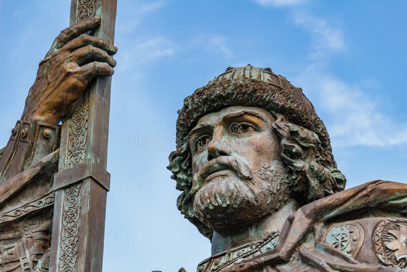 Moscú, Rusia - 13 de setiembre de 2019: Monumento a Vladimir el Gran primer plano en un fondo azul del cielo a la luz del sol imagen de archivo libre de regalías Moscú, Rusia - 13 de setiembre de 2019: Monumento a Vladimir el Gran primer plano en un fondo azul del cielo a la luz del sol imagen de archivo libre de regalías