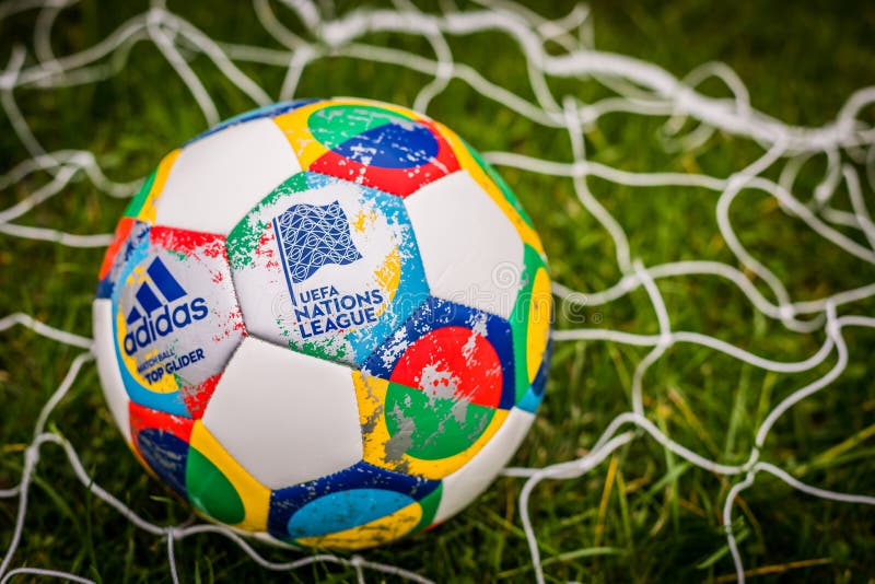 Moscú, Rusia, el 7 de octubre de 2018: Liga de las naciones de la UEFA de Adidas, planeador oficial de la bola del partido en la foto de archivo Moscú, Rusia, el 7 de octubre de 2018: Liga de las naciones de la UEFA de Adidas, planeador oficial de la bola del partido en la foto de archivo
