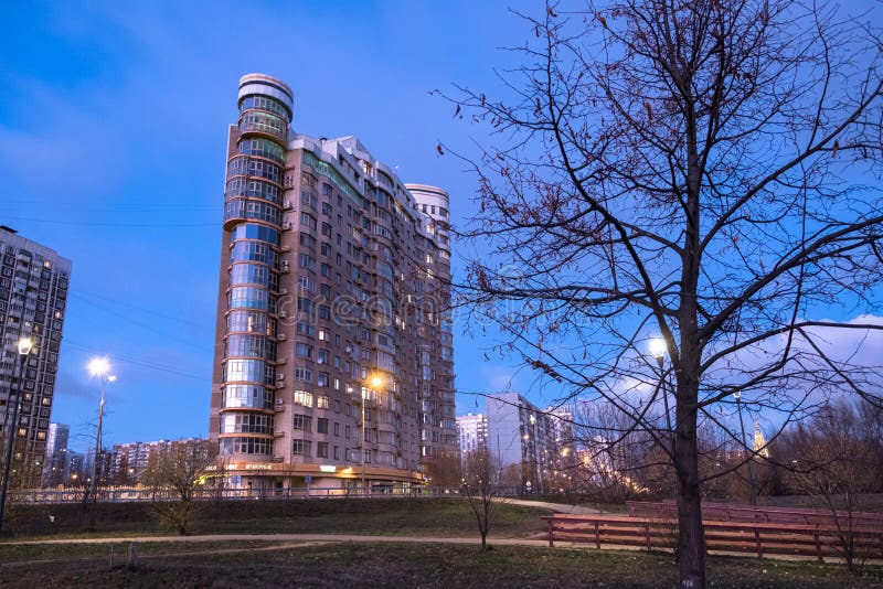MOSCÚ, RUSIA, NOVIEMBRE, 21 2018: Igualación de la opinión del otoño del distrito residencial cómodo respetuoso del medio ambient foto de archivo MOSCÚ, RUSIA, NOVIEMBRE, 21 2018: Igualación de la opinión del otoño del distrito residencial cómodo respetuoso del medio ambient foto de archivo