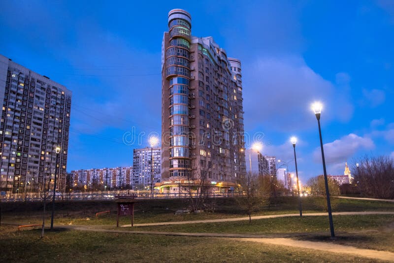 MOSCÚ, RUSIA, NOVIEMBRE, 21 2018: Igualación de la opinión del otoño del distrito residencial cómodo respetuoso del medio ambient imagenes de archivo MOSCÚ, RUSIA, NOVIEMBRE, 21 2018: Igualación de la opinión del otoño del distrito residencial cómodo respetuoso del medio ambient imagenes de archivo