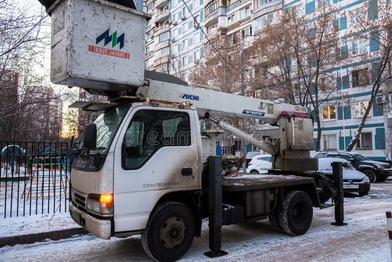 MOSCÚ, RUSIA, NOVIEMBRE, 28 2018: Los trabajadores reparan la línea eléctrica de la calle de la ciudad Reparación de la lámpara d foto de archivo libre de regalías MOSCÚ, RUSIA, NOVIEMBRE, 28 2018: Los trabajadores reparan la línea eléctrica de la calle de la ciudad Reparación de la lámpara d foto de archivo libre de regalías