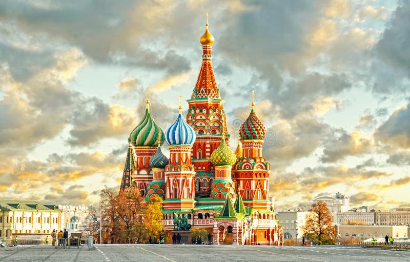 MOSCÚ, RUSIA, opinión de la postal del cuadrado rojo y ST ALBAHACA cahtedral
