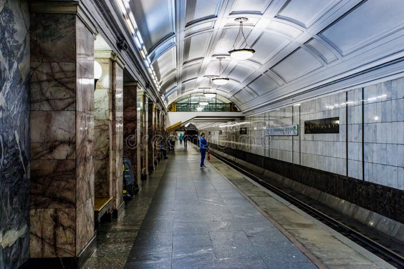Moscú, Rusia 26 puede la estación 2019 de metro de Belorusskaya cerca del ferrocarril de Belorussky Gente en esperar de la plataf imagen de archivo Moscú, Rusia 26 puede la estación 2019 de metro de Belorusskaya cerca del ferrocarril de Belorussky Gente en esperar de la plataf imagen de archivo