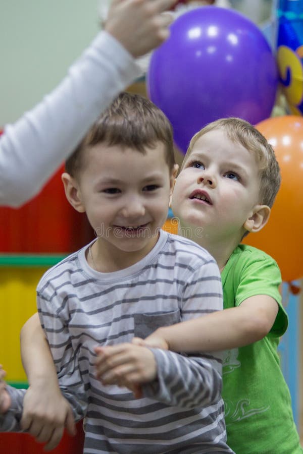 2019 01 22, Moscú, Rusia Retrato de dos pequeños amigos en el jardín del niño imágenes de archivo libres de regalías 2019 01 22, Moscú, Rusia Retrato de dos pequeños amigos en el jardín del niño imágenes de archivo libres de regalías