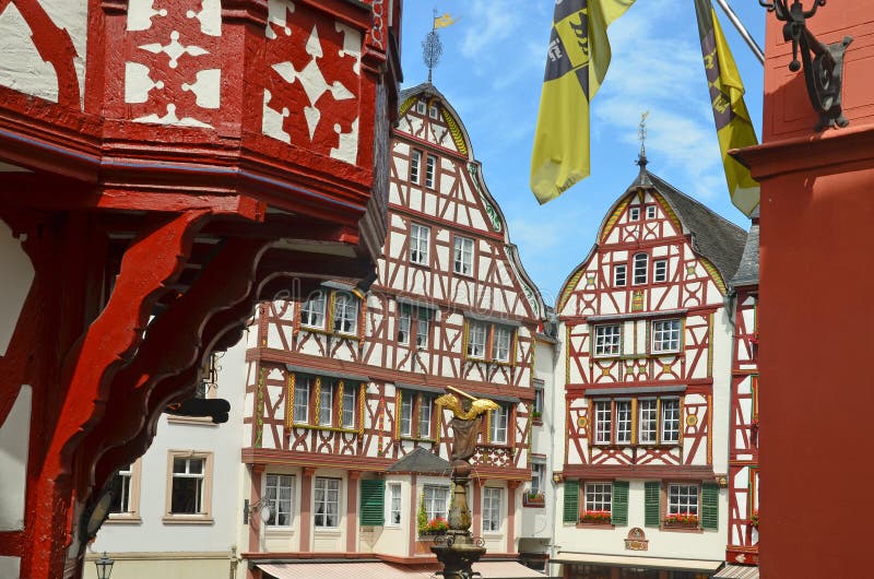 Moselle Dolinny Niemcy: Widok historyczna połówka cembrował domy w starym miasteczku Bernkastel-Kues fotografia stock