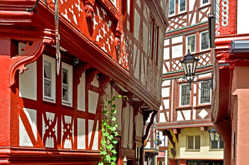 Moselle Dolinny Niemcy: Widok historyczna połówka cembrował domy w starym miasteczku Bernkastel-Kues zdjęcia stock
