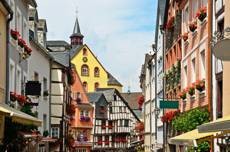 Moselle Dolinny Niemcy: Widok historyczna połówka cembrował domy w starym miasteczku Bernkastel-Kues zdjęcia stock