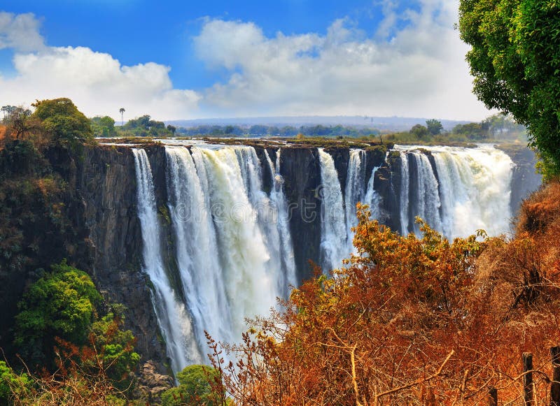 Mosi-o-tunya Victoria Falls med en trevlig blå molnig himmel i Zimbabwe, sydliga Afrika royaltyfri foto Mosi-o-tunya Victoria Falls med en trevlig blå molnig himmel i Zimbabwe, sydliga Afrika royaltyfri foto