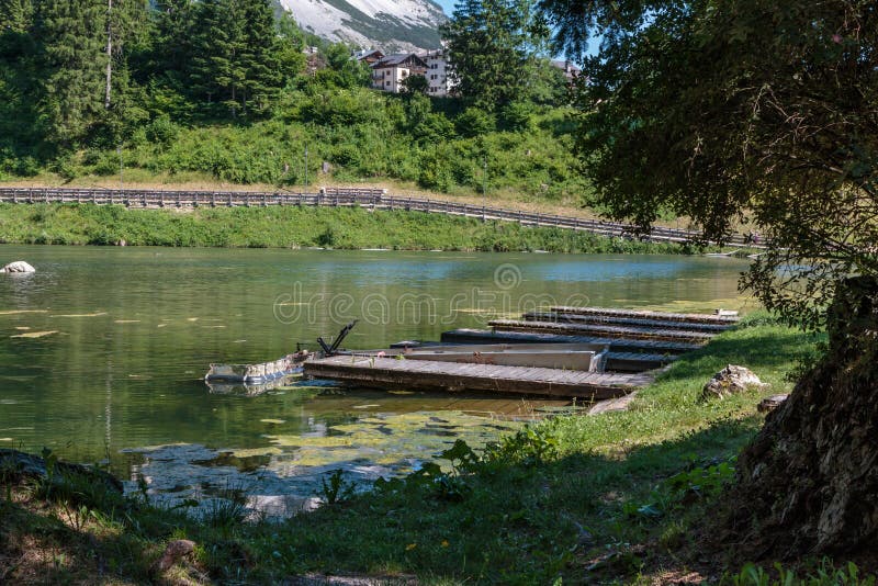 Mosigomeer in San Vito di Cadore binnen Italiaanse Dolomietalpen royalty-vrije stock fotografie Mosigomeer in San Vito di Cadore binnen Italiaanse Dolomietalpen royalty-vrije stock fotografie