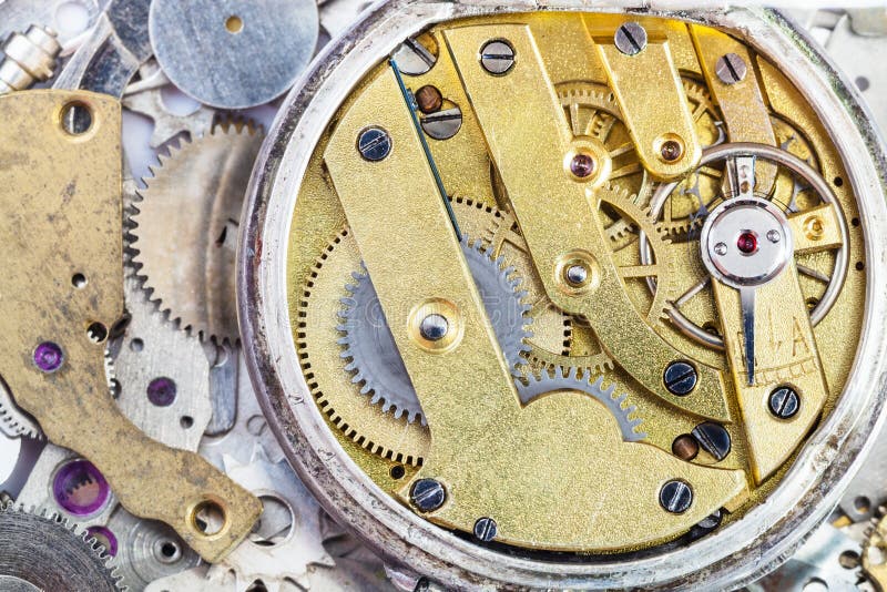 Mosiężny machinalny zegarek na stosie dodatkowe części zdjęcie stock