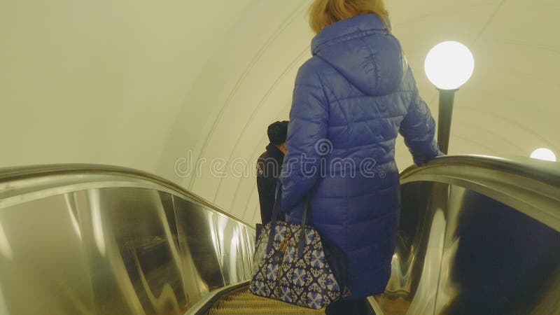 Moskau - circa im April 2018: Ansicht von Leute movig unten unter Verwendung der Rolltreppe