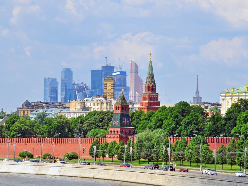 Moskauer Kreml und das Geschäftsviertel Moskau-City stockfotografie