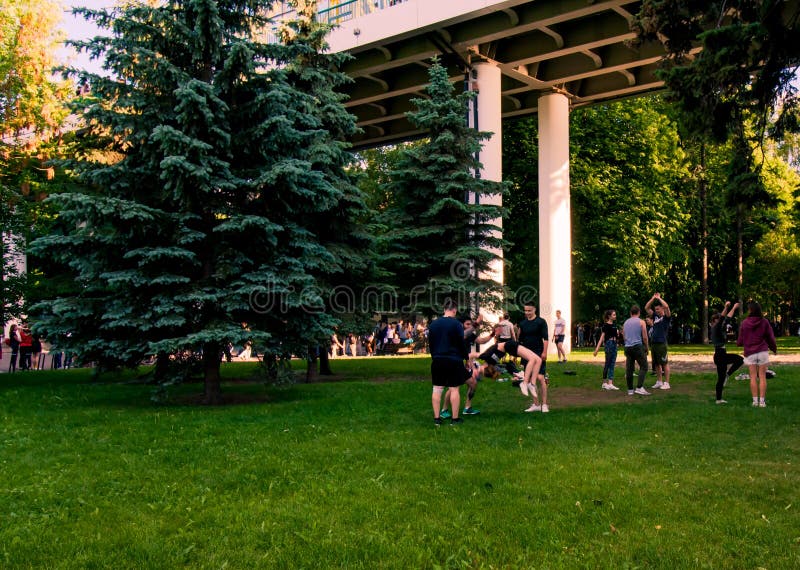 Moskau, Russia-06 01 2019: Cheerleadern, die im Park auf dem Gras ausbilden lizenzfreie stockbilder Moskau, Russia-06 01 2019: Cheerleadern, die im Park auf dem Gras ausbilden lizenzfreie stockbilder
