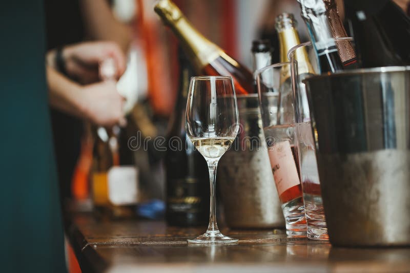 Moskau, Russische F?deration 30. M?rz 2019: Weinprobe: ein Glas mit den ?berresten des Weins ist auf dem Tisch nahe bei dem silbe stockfotos Moskau, Russische F?deration 30. M?rz 2019: Weinprobe: ein Glas mit den ?berresten des Weins ist auf dem Tisch nahe bei dem silbe stockfotos