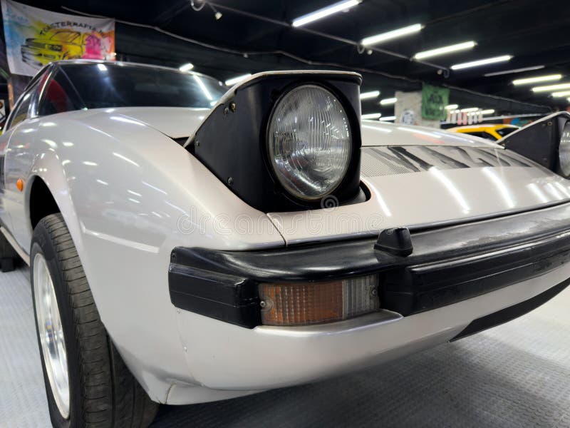 Moskau Russland April 27 2025 : Abschluss des klassischen Mazda RX 7 SA22C mit seinem ikonischen Pop-up-Scheinwerfer-Markenzeichen lizenzfreies stockfoto