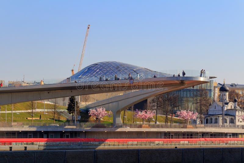 Moskau, Russland - 15. April 2018: Floßbrücke in Zaryadye-Park nahe dem Moskau der Kreml Ansicht vom Damm von Moskva Rive lizenzfreie stockbilder Moskau, Russland - 15. April 2018: Floßbrücke in Zaryadye-Park nahe dem Moskau der Kreml Ansicht vom Damm von Moskva Rive lizenzfreie stockbilder