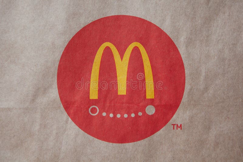 Moskau, Russland - 6. April 2019: Mcdonald-Logonahrungsmittellieferung auf braunem Kraftpapierhintergrund Nahaufnahme Weicher Fok stockfotos Moskau, Russland - 6. April 2019: Mcdonald-Logonahrungsmittellieferung auf braunem Kraftpapierhintergrund Nahaufnahme Weicher Fok stockfotos
