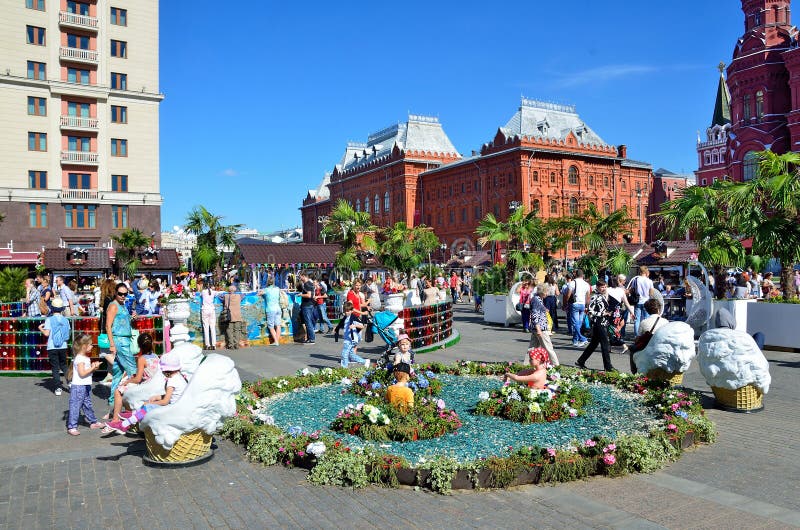 Moskau, Russland, August, 21,2016 Die Leute, die zur Feier des Festivals Moskau teilnehmen, stauen, Okhotny Ryad in Moskau stockfoto Moskau, Russland, August, 21,2016 Die Leute, die zur Feier des Festivals Moskau teilnehmen, stauen, Okhotny Ryad in Moskau stockfoto