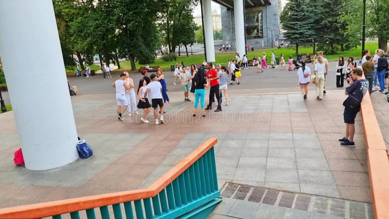 Moskau Russland 07092023 Besucher genießen Tag in den Gorky Park. Wahrzeichen