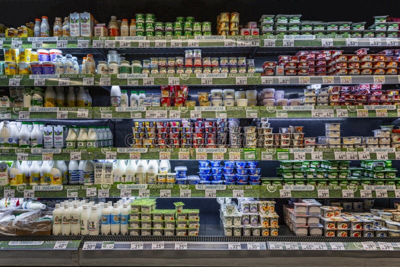Moskau Russland 15052020 : ein großes Sortiment von Milchprodukten in den Regalen im Supermarkt. gesunde Ernährung lizenzfreie stockbilder