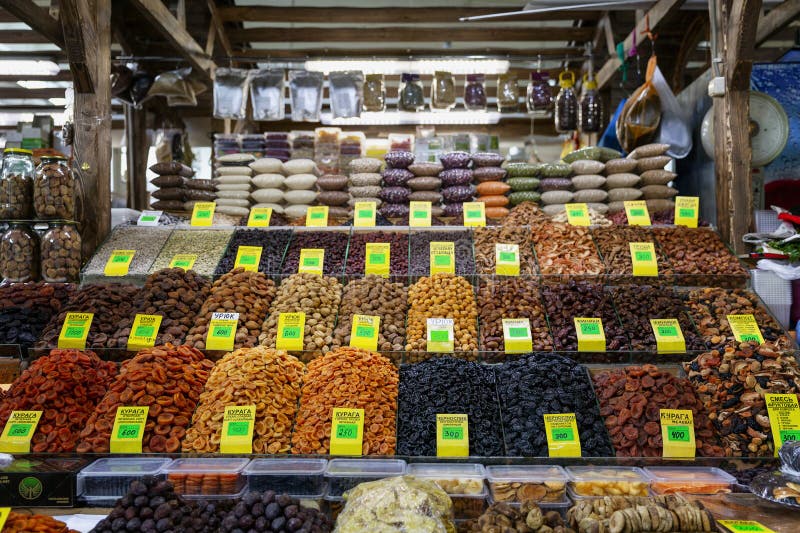 Moskau Russland 15052020 : ein großes Sortiment von Schalenfrüchten und Trockenfrüchten auf dem Zähler im Markt. Vorderansicht. ge stockbild
