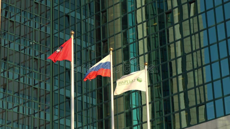 Moskau Russland 07282020 : Moskau-Flaggenrusse-Flaggen- und sberbank Flaggenwellen auf Wind