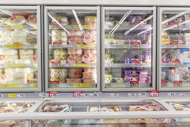 Moskau Russland 07172020 : großes Sortiment der Eis auf Kühlschrankfächern in einem Supermarkt. Vorderansicht stockbild