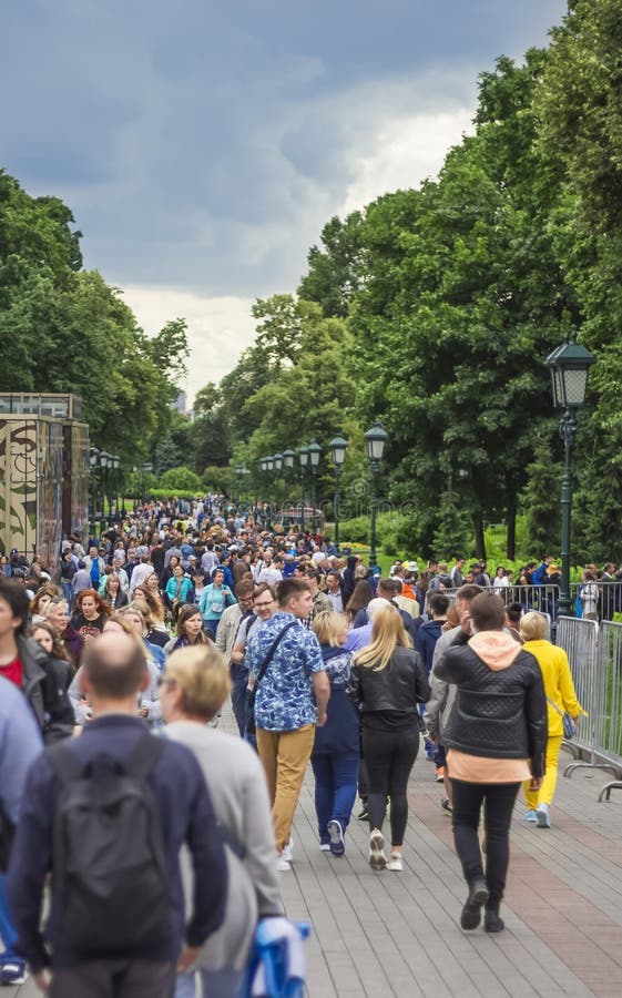 Moskau, Russland, 13. Juli 2019: eine lange Reihe von Touristen im Alexander-Garten für Eintrittskarten zum Moskauer Kreml stockbild Moskau, Russland, 13. Juli 2019: eine lange Reihe von Touristen im Alexander-Garten für Eintrittskarten zum Moskauer Kreml stockbild