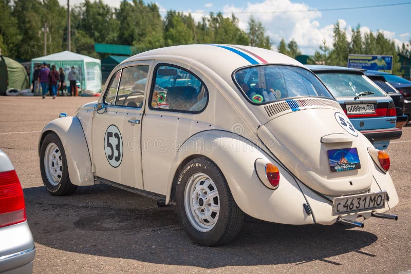Moskau, Russland: Am 6. Juli 2019: Wieder hergestelltes VW Käfer stilisierte Nr. 53 Geparkt auf der Straße an einem klaren sonnig lizenzfreie stockfotografie Moskau, Russland: Am 6. Juli 2019: Wieder hergestelltes VW Käfer stilisierte Nr. 53 Geparkt auf der Straße an einem klaren sonnig lizenzfreie stockfotografie