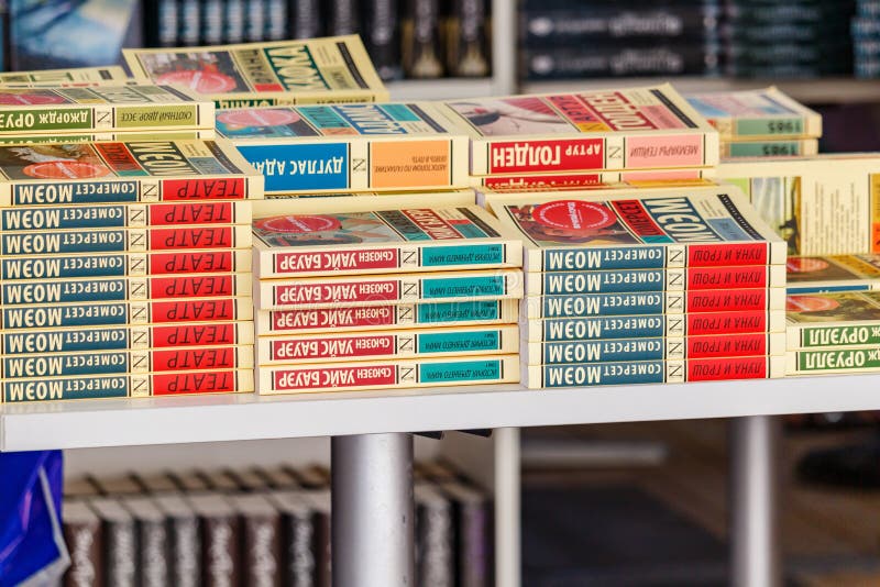 Moskau, Russland - 2. Juni 2019: Bücher auf der Standnahaufnahme am Buchfestival Roten Platz 2019 in Moskau stockfotografie Moskau, Russland - 2. Juni 2019: Bücher auf der Standnahaufnahme am Buchfestival Roten Platz 2019 in Moskau stockfotografie