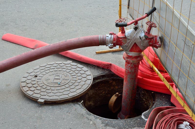 Moskau, Russland, Juni, 12, 2017, Hydrant mit befestigtem rotem Schlauch stockfotos Moskau, Russland, Juni, 12, 2017, Hydrant mit befestigtem rotem Schlauch stockfotos