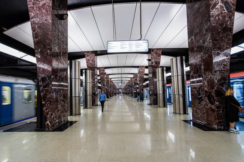 Moskau, Russland kann 26, 2019, neue moderne Metrostation Khoroshevskaya Errichtete im Jahre 2018 Solntsevskaya-U-Bahn-Linie lizenzfreie stockfotos Moskau, Russland kann 26, 2019, neue moderne Metrostation Khoroshevskaya Errichtete im Jahre 2018 Solntsevskaya-U-Bahn-Linie lizenzfreie stockfotos